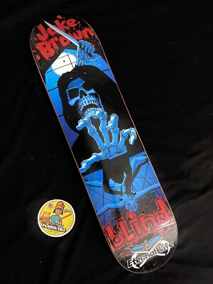 Illustration vectorielle du crâne portant un casque et un skateboard