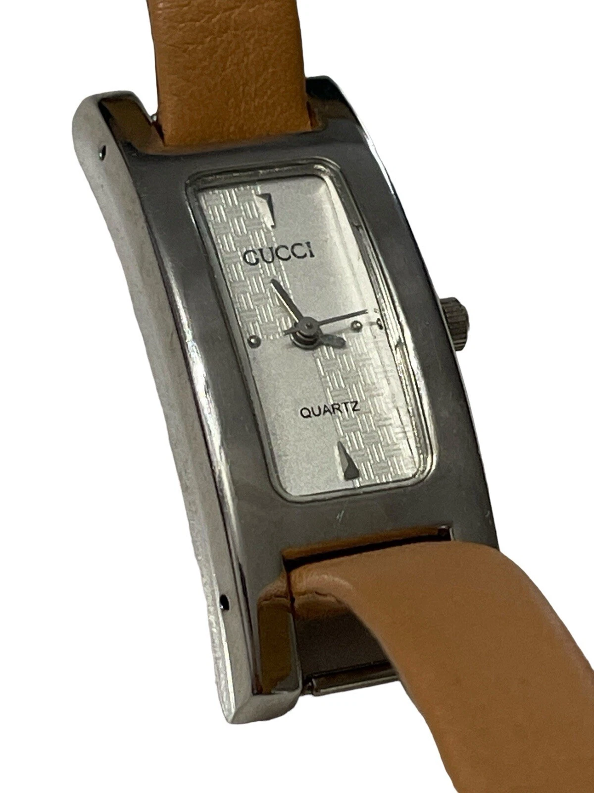 Montre femme GUCCI quartz cadran argenté cadran rectangle cadran cuir chameau bracelet