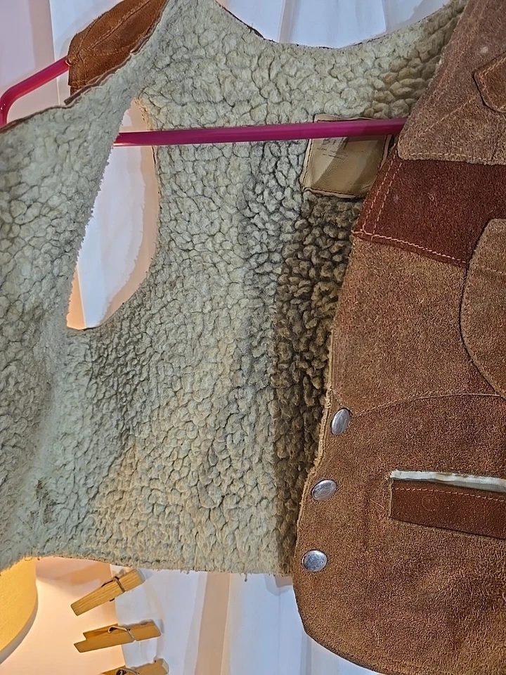 Chaleco forrado Sherpa de cuero genuino para niños de gamuza frente a presión occidental talla 4 Foto 3 de 4