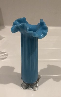 Viktorianische blau türkis Milchglas gekräuselt gekräuselt gewellter Rand Fuß Knospe Vase