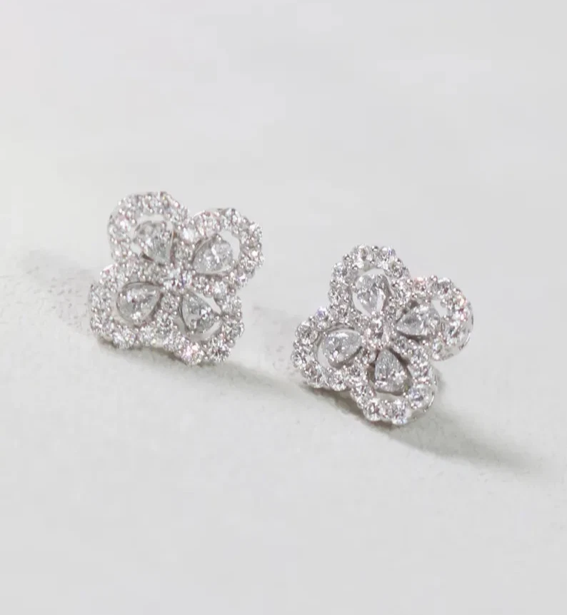 Pendiente de oro blanco de 14 k con racimo de diamantes cultivados en laboratorio VS de corte redondo de 1,20 quilates Foto 2 de 3