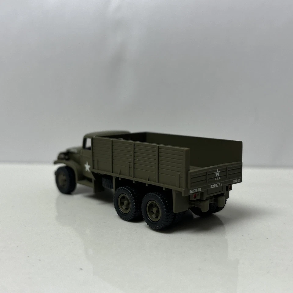 Коллекционная литая модель диорамы грузового автомобиля 1941-1945 GMC CCKW 6x6 масштаб 1:64 - Изображение 4 из 4