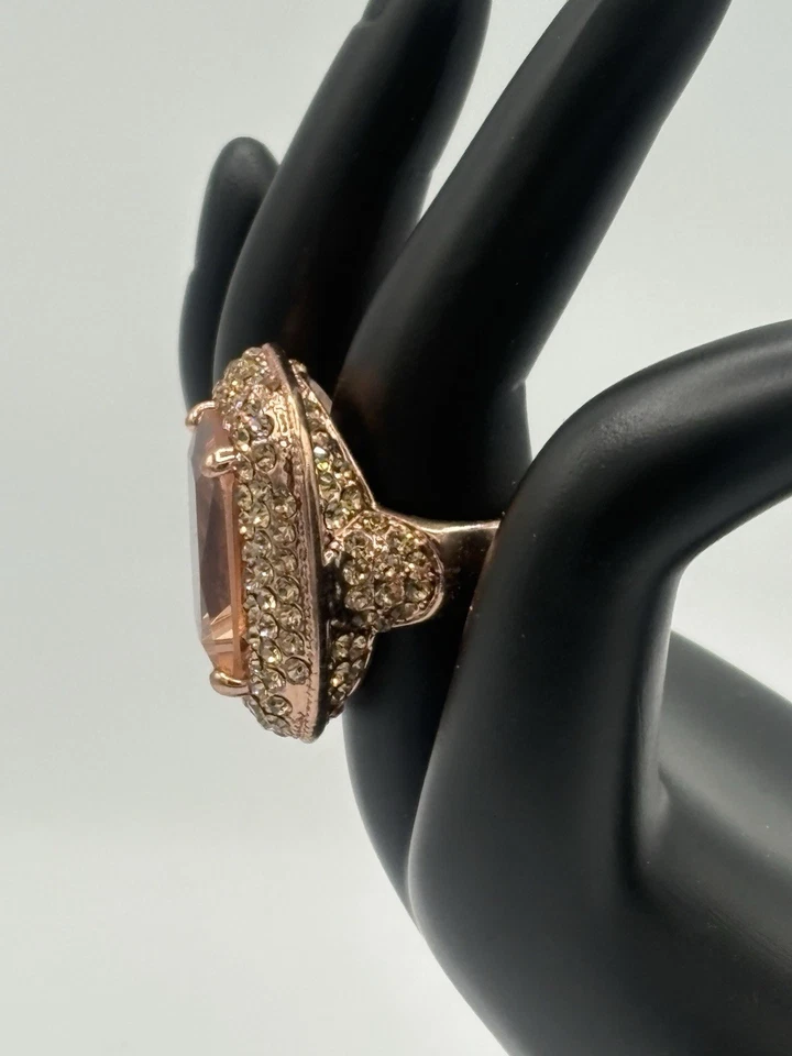 Anillo Joan Boyce Rock Your Ring Rectangular Pavé Champagne Talla 7-1174 Foto 3 de 4