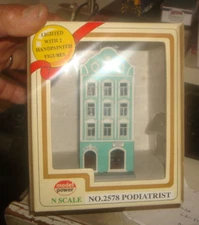 N-SCALE. MODEL POWER. PODIATRIST BUILDING / 4 STORY APT.