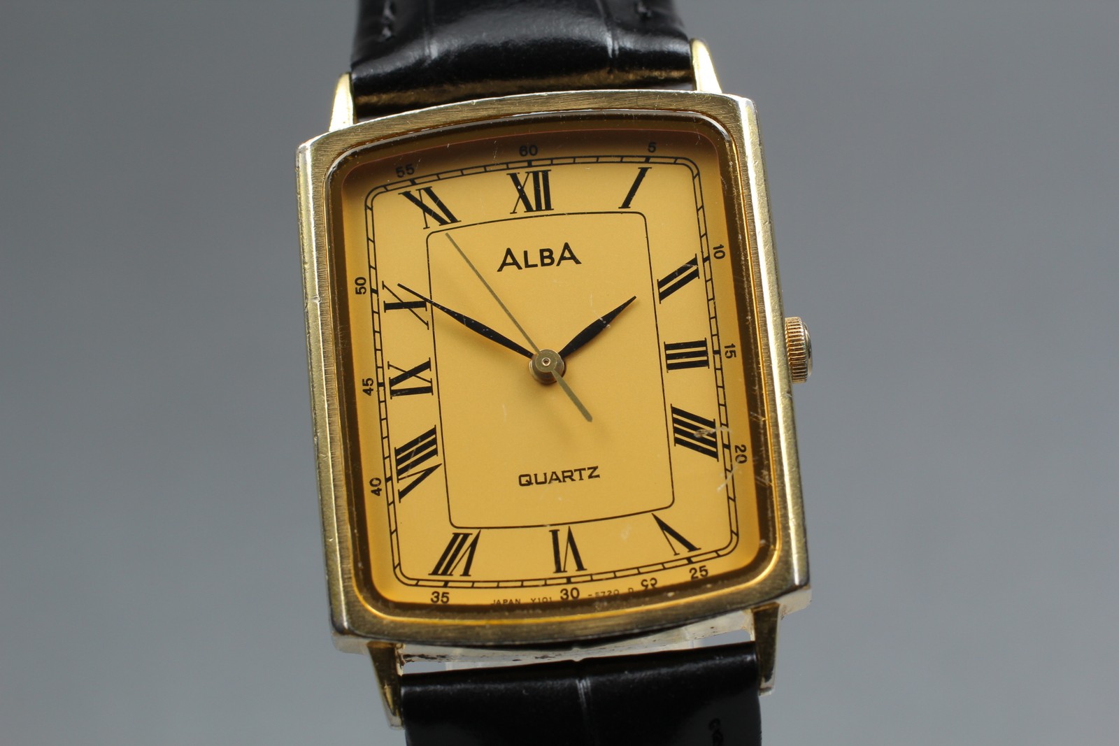 Y101-5470 25mm [Exc+5] Men's Watch Tank Seiko Roman Qz Alba Gold Vintage 1994 - vintagewatches.pk