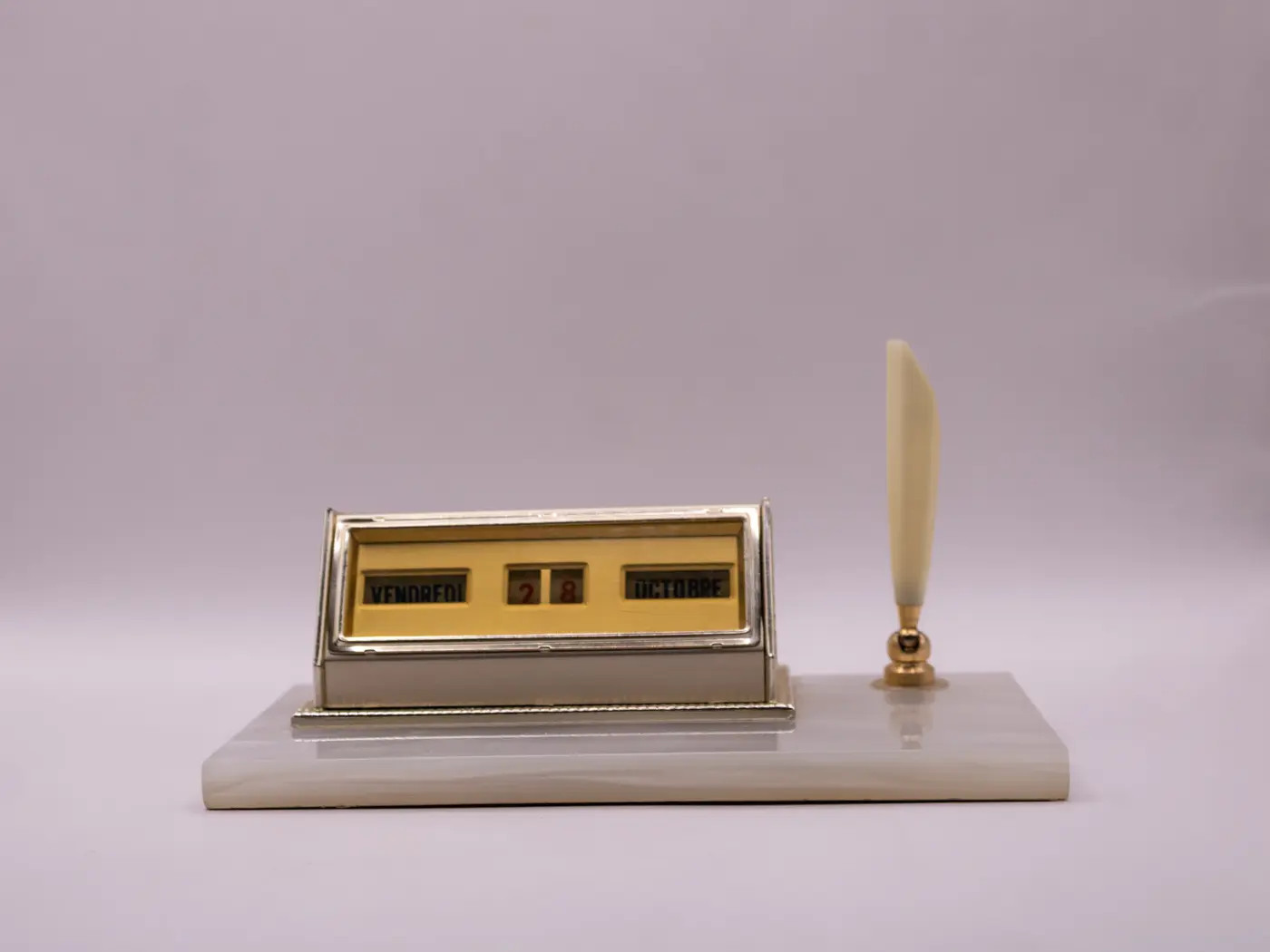 Calendrier perpétuel mécanique vintage porte-stylo métal doré blanc de table