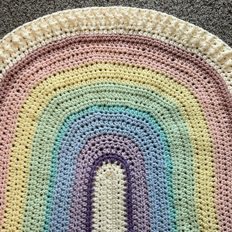 Crochê formato arco-íris bebê pequeno afegão 24” x 25” presente chá de bebê pronto para enviar - Imagem 3 de 4
