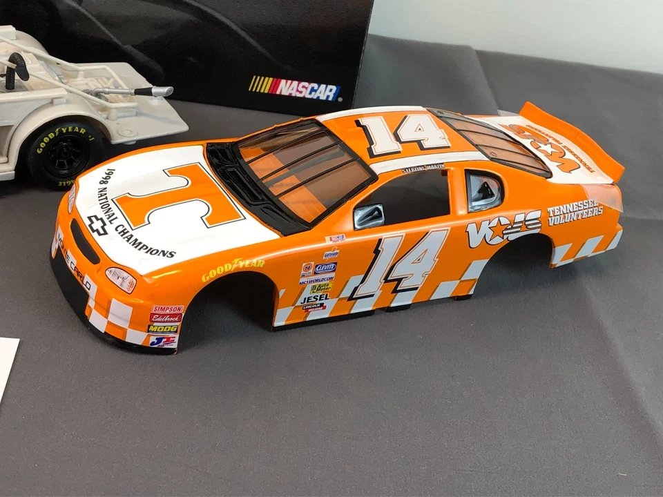 Hot Wheels 1:24 Diecast 14 STERLING MARLIN 1999 Monte Carlo TENNESSEE UNIVERSITY - Imagem 3 de 4