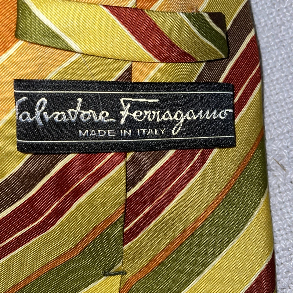 Corbata de vestir Salvatore Ferragamo para hombre talla 59” 3,5” amarillo verde Repp Business Foto 2 de 4