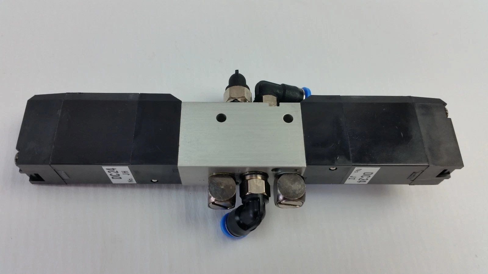Underside of the Festo 5/3 solenoid valve with M5 push-in fittings