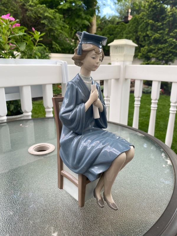 Lladro Figurine #5199 Girl Graduate With Cap & Gown