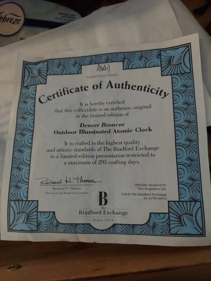 Relógio Bradford Exchange Denver Broncos brilha no escuro com certificado de autenticidade - Imagem 3 de 3