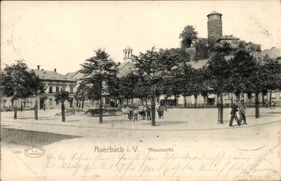 Ak Auerbach im Vogtland, Marktplatz mit Baumreihe, Personen und... - 5030749