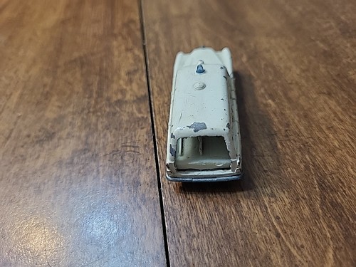 Matchbox No. 3 MERCEDES BENZ BINZ AMBULANCE - Picture 5 of 6