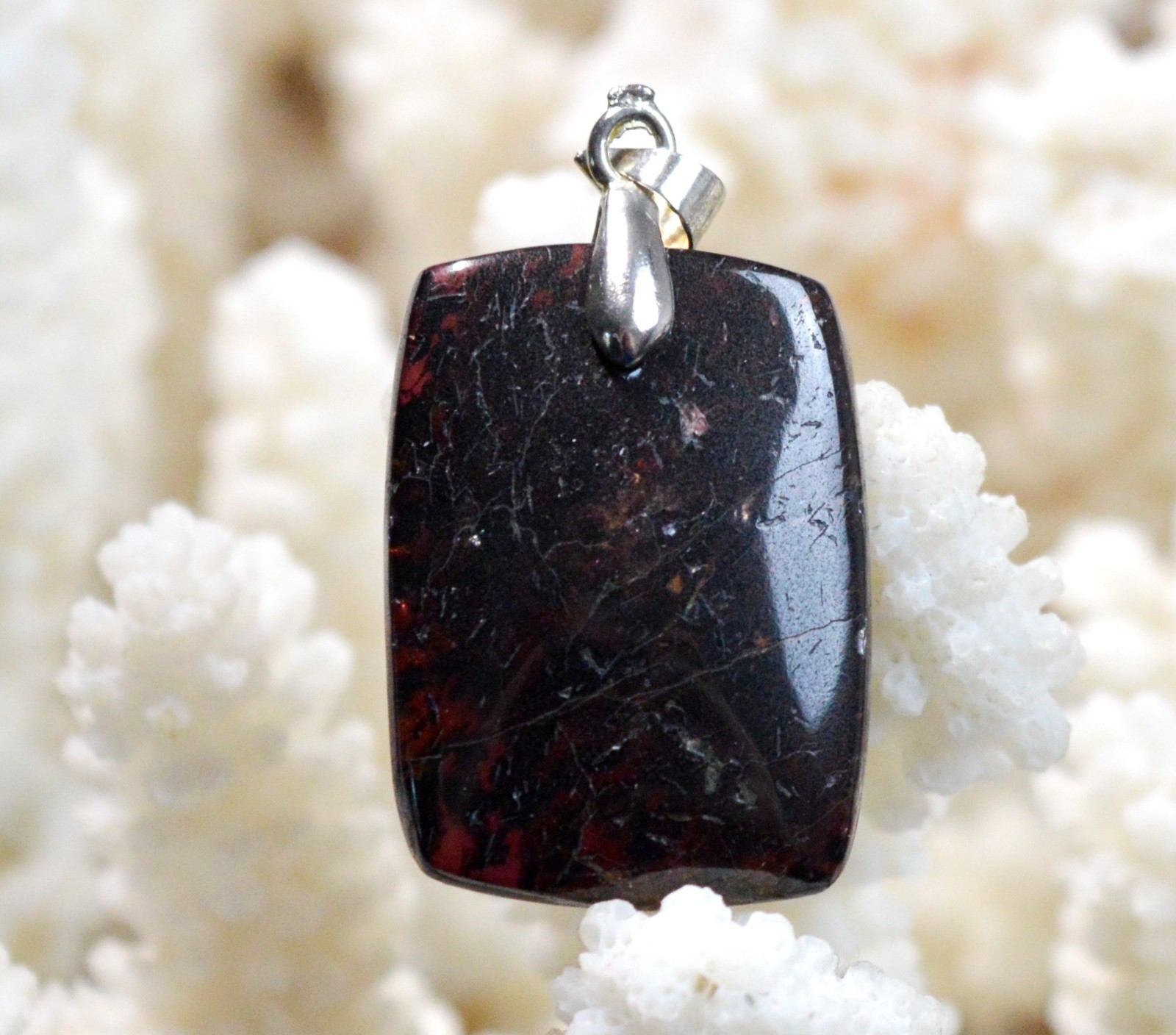 Cabochon grenat rhodolite 42 carats pour sublimer vos tenues de soirée élégantes