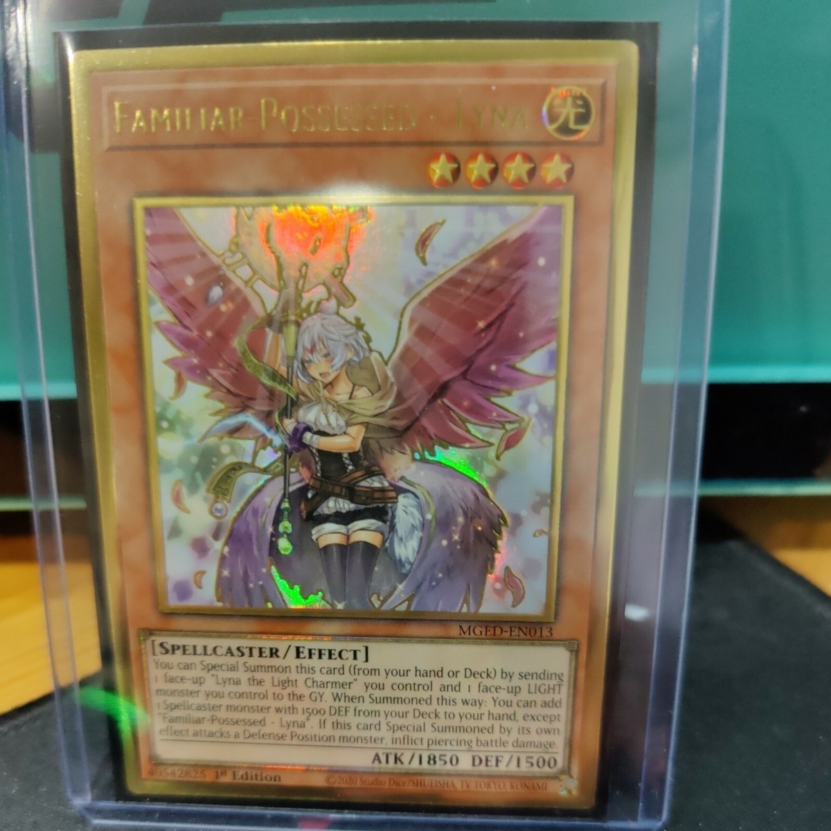 Yu-Gi-Oh! Karte Familiar-Possessed – Lyna – MGED-EN013 – Premium Gold Rare, 1. Auflage