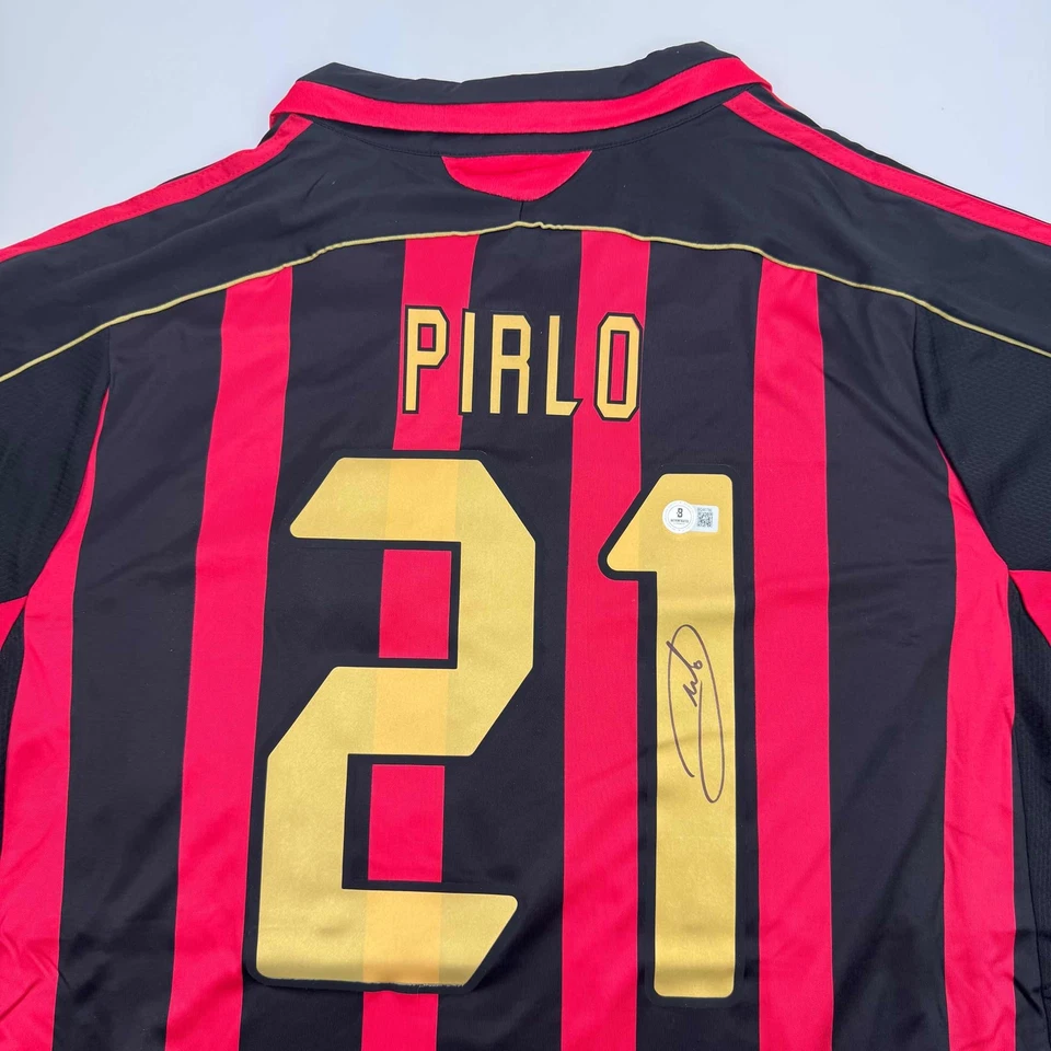 Camiseta de fútbol autografiada/firmada Andrea Pirlo AC Milan negra/roja certificado de autenticidad BAS Foto 2 de 4