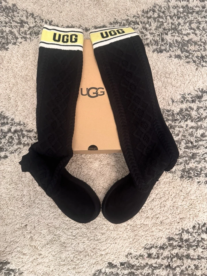 UGG NEGRO CON CLÁSICO SUÉTER LETRA Foto 4 de 4