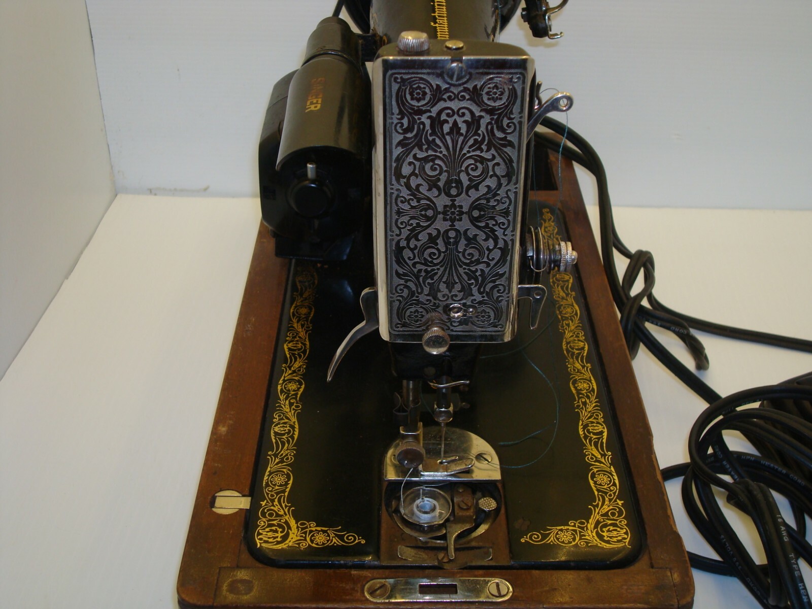 SINGER EG409107 PORTABLE SEWING MACHINE WITH MOTOR BAJ38 PATENTED 1949