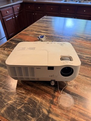 NEC NP115 2000:1 2500 ANSI Lumens 4:3 DLP Video Projector *No Remote or AC cord 
