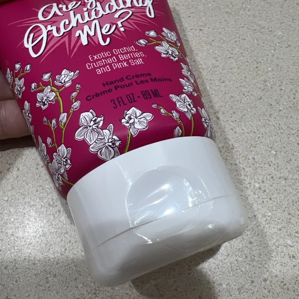 Crema de manos Perfectly Posh ¿Me estás orquidando? Bayas de orquídea selladas con sal Foto 2 de 4