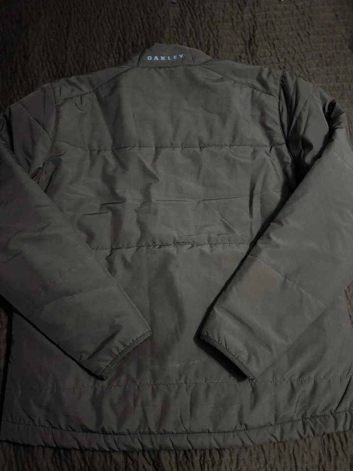 Chaqueta acolchada ligera con cremallera completa aislada Oakley para hombre XL personalizada negra golf opio Foto 4 de 4