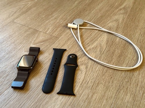 Apple Watch Series 9 GPS + Cellular 41mm Stainless Steel Graphite + Accessories - Zdjęcie 4 z 7