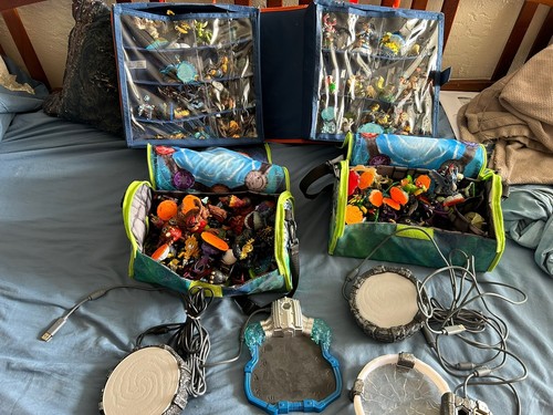 HUGE LOT OF 98 Skylanders Figures And Objects, Portals - GOOD CONDITION - Picture 2 of 16