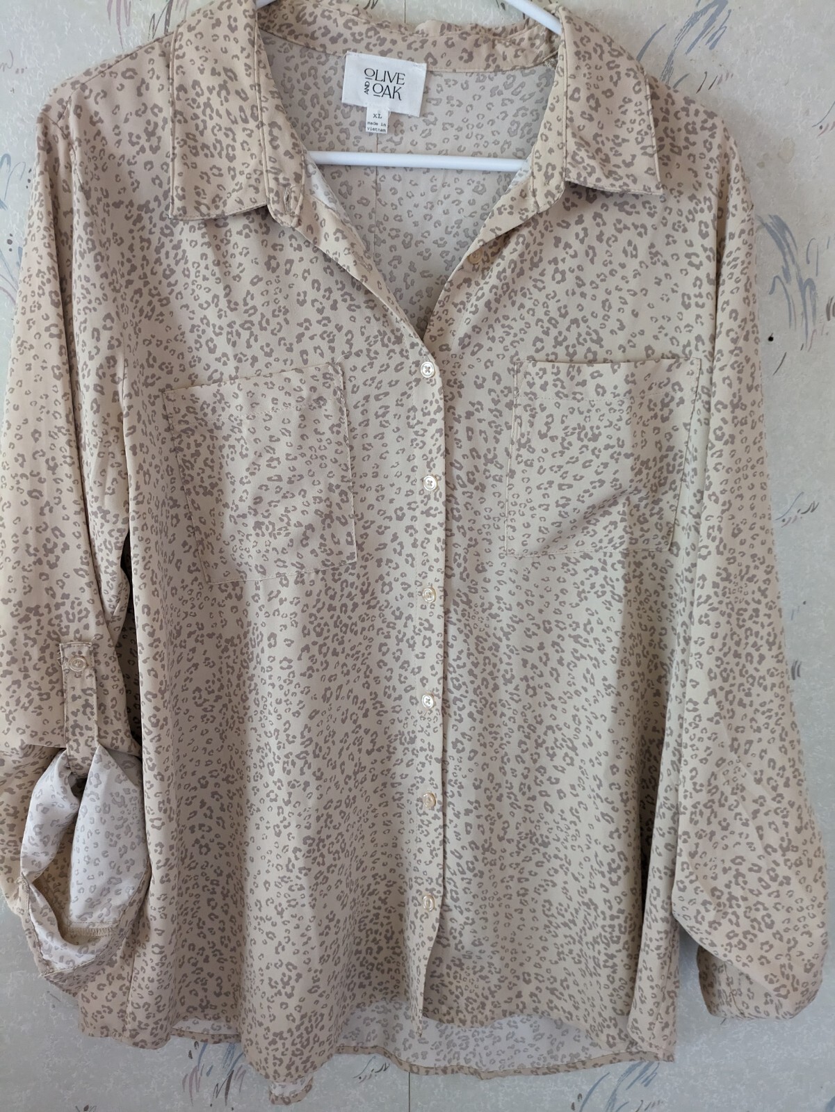 Olive and Oak Women's XL Ivory Cream Cheetah Print Roll Tab Button Blouse