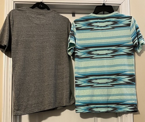On The Byas T-Shirts Men Sz Small Short Sleeve 1 Aztec 1 Gray &Floral Pocket - Picture 6 of 17