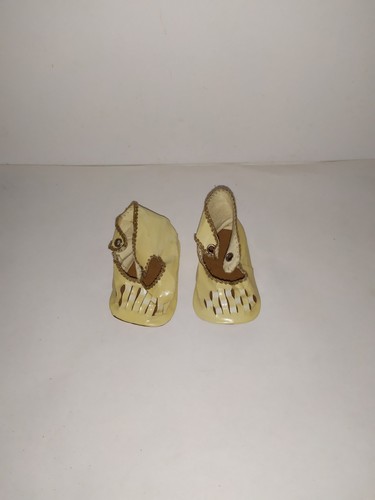 Alte Wachstuch-Schuhe-Puppe Gr. ca 45-cremeweiss-Pappsohle