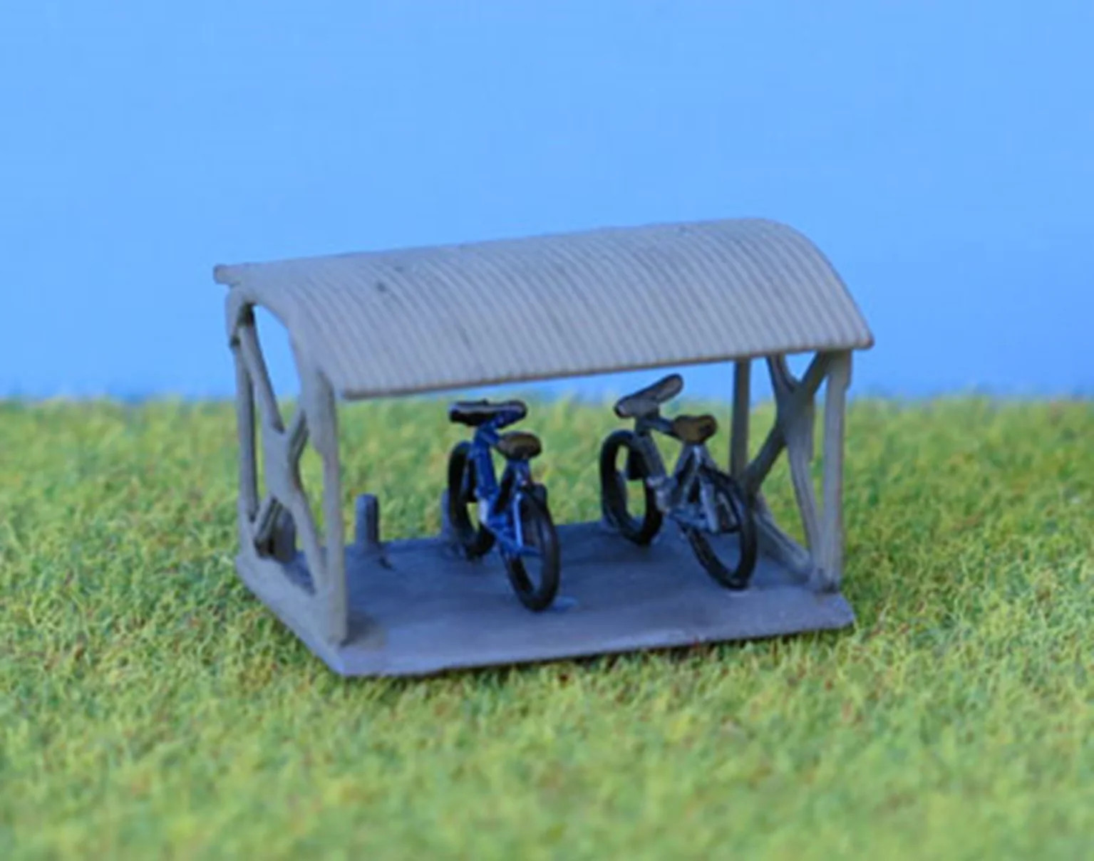 P & D Marsh PDB13 N Gauge Bike Shed & 2 Bikes - Unpainted