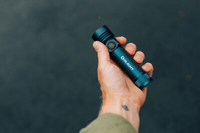 Olight Seeker 4 Pro Midnight Blue, Versatile Holster, 4600 Lu