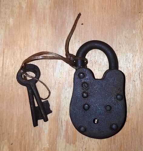 Folsom Prison Cast Iron Working Lock With 2 Keys Rusty Antique Finish - Picture 3 of 4
