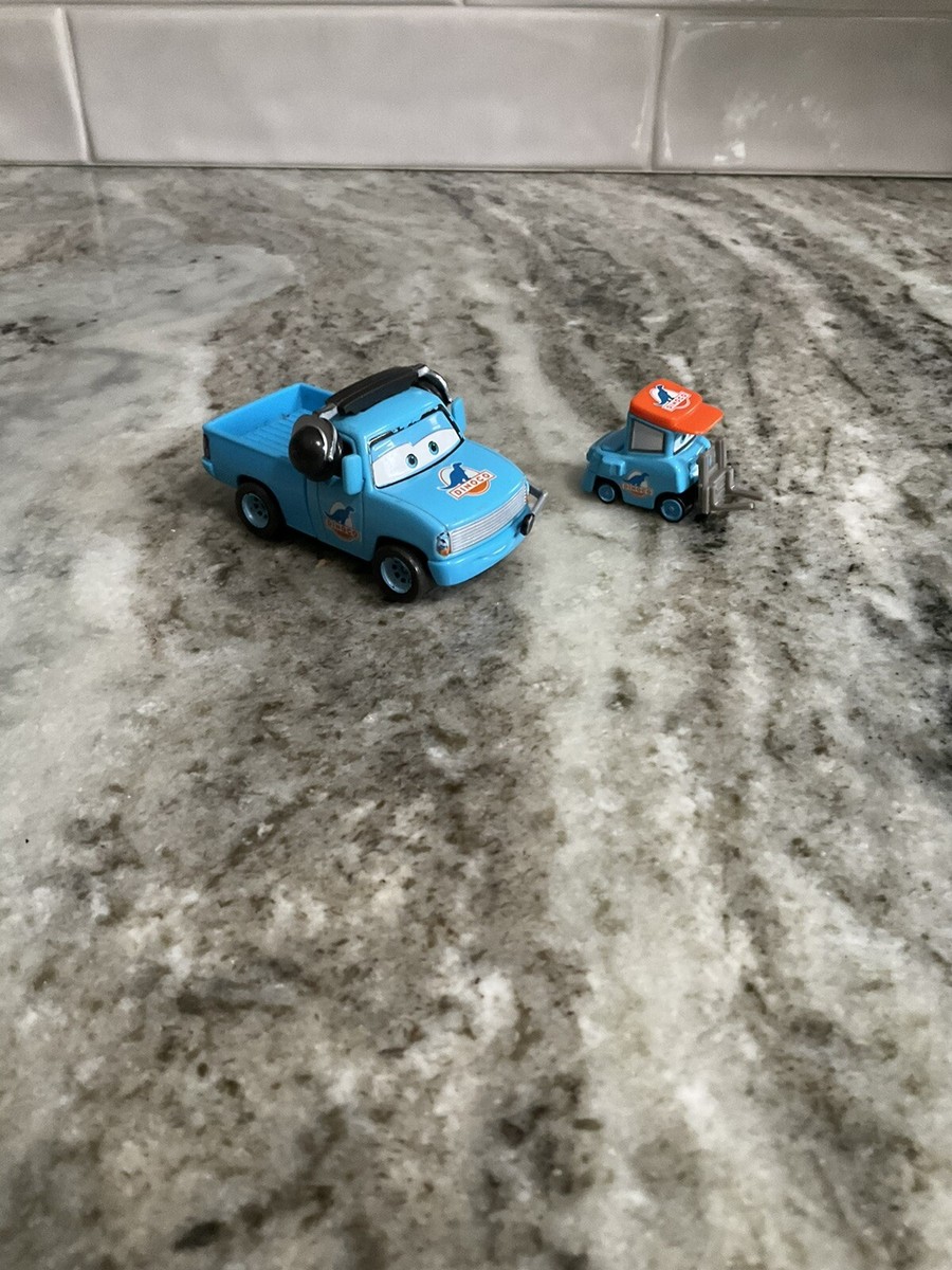 Disney Pixar Cars Roger Wheeler Dinoco Crew Chief + Wide Pitty Pit