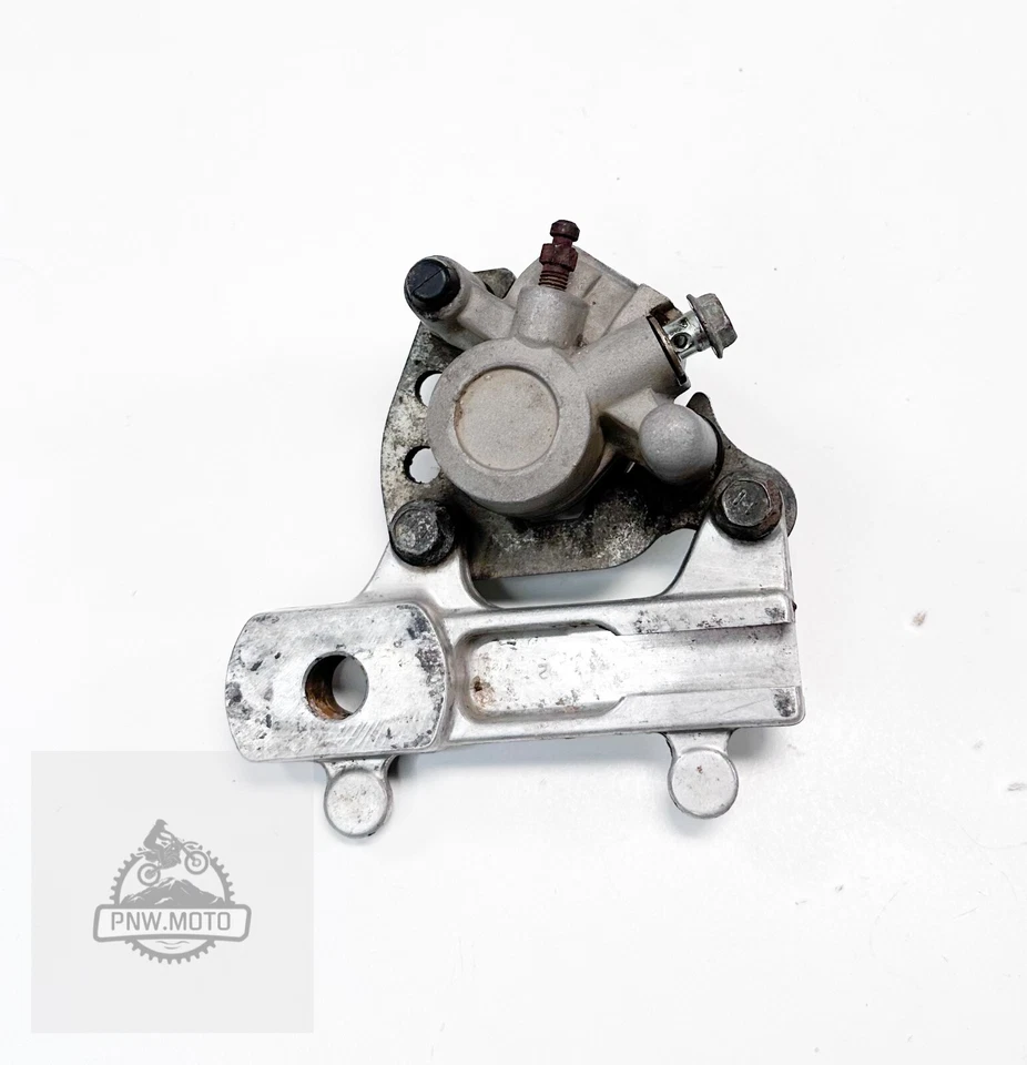 1999 Suzuki RM80 RM 80 OEM SUPORTE DE PINÇA DE FREIO TRASEIRO - Imagem 3 de 4