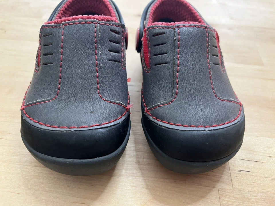 Crocs Dawson Niño Pequeño Cuero Sin Cordones Zuecos Gris Rojo Negro Zapatos Tenis Talla C4 Foto 4 de 4