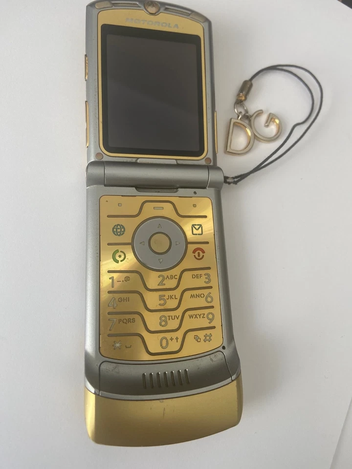 Teléfono Motorola RAZR V3i Dolce & Gabbana dorado edición limitada con correa D&G Foto 2 de 4