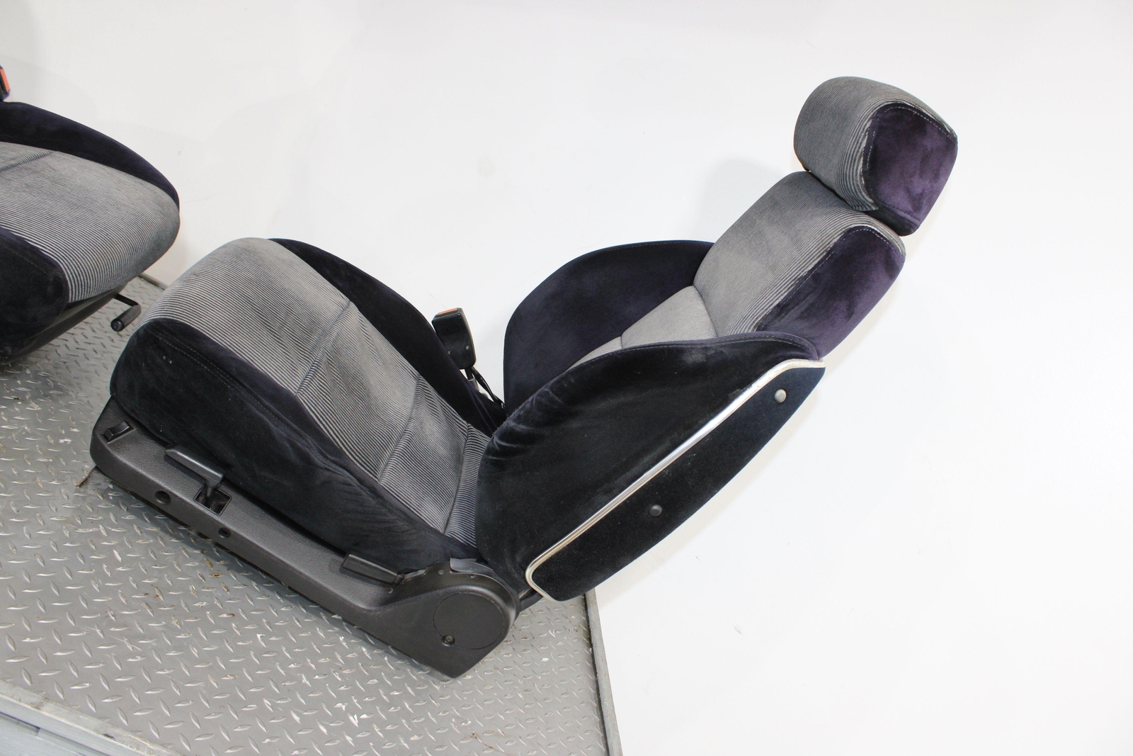 8489 Nissan 300ZX Z31 Pair LH&RH Cloth Power Front Seat Set (Black