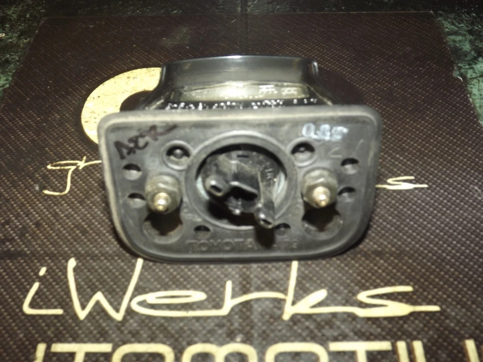 (1) OEM 88-91 Toyota Corolla AE92 SR5 Coupe rear license plate light assembly - Image 4 of 4