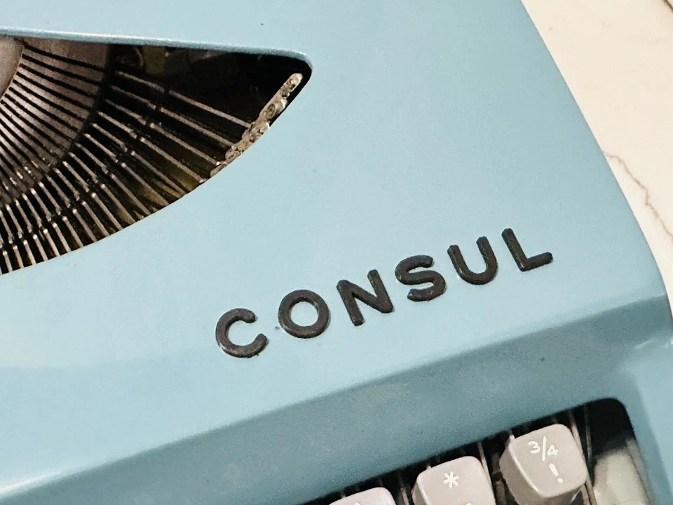 Máquina de escribir portátil vintage años 60 CONSUL 231.3 y estuche de cuero azul Foto 4 de 4