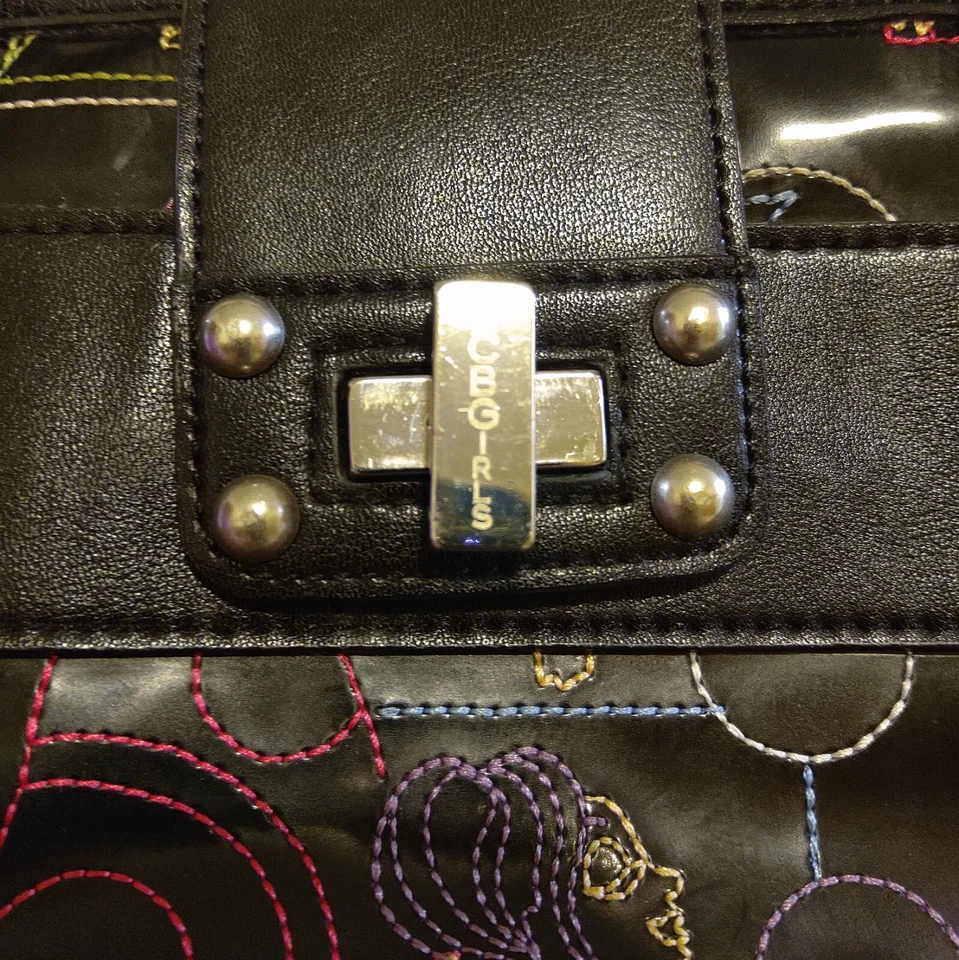 Bolso de mano vintage BCBG charol negro/bordado. 10" x 13" Foto 2 de 4