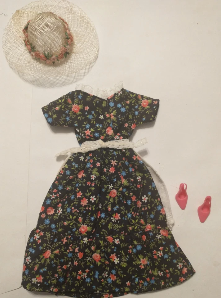 Vestido Barbie Vintage Hecho a Mano con Delantal Sombrero y Zapatos Broches de Metal. Excelente Foto 2 de 2