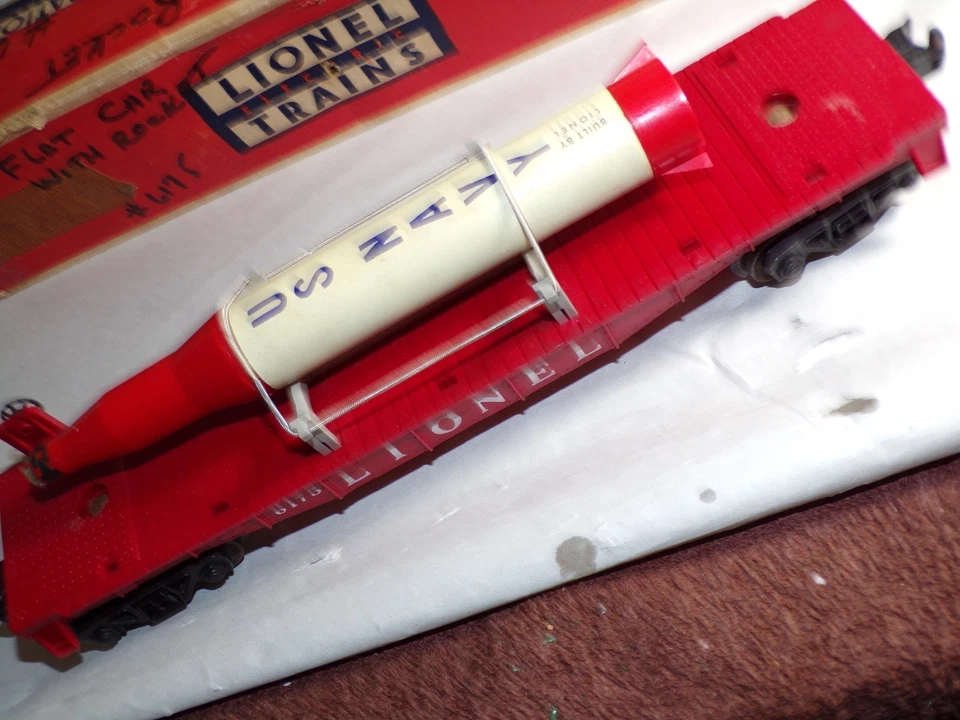 Lionel Vintage Original 6175 Flat car with rocket, original rocket, super clean - Image 4 of 4