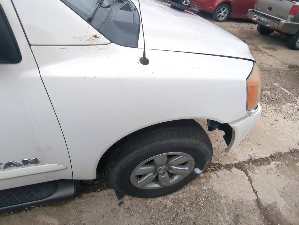 Para-lama de passageiros Nissan Titan VSA93 2005-2015 - Imagem 2 de 3