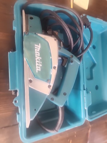 🔥 Makita 1900B 3-1/4" Power Planer TOOL W/Hard Case, Accessories 🔥 - Picture 3 of 10