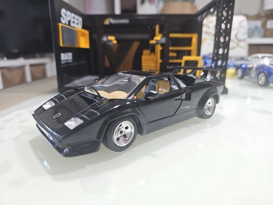 Lamborghini Countach 1988 Burago Scala 1:24 - Immagine 2 di 4