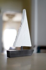 Barca a vela in cemento fatta a mano. Colore bianco e grigio, dimensioni 27x20x4