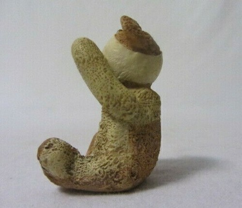 MINI FIGURA DE OSO NIÑO ENESCO PENNWHISTLE LANE ""JINGLES BETTER"" CON VENDAJES - Imagen 3 de 5