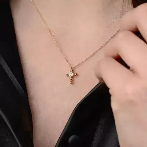 Colgante cruz de diamante simulado de corte redondo de 1 quilate enchapado en oro amarillo de 14 quilates - Imagen 2 de 6